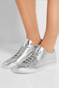 серебристая обувь common projects